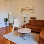 Spacious Apartment Near Old Town